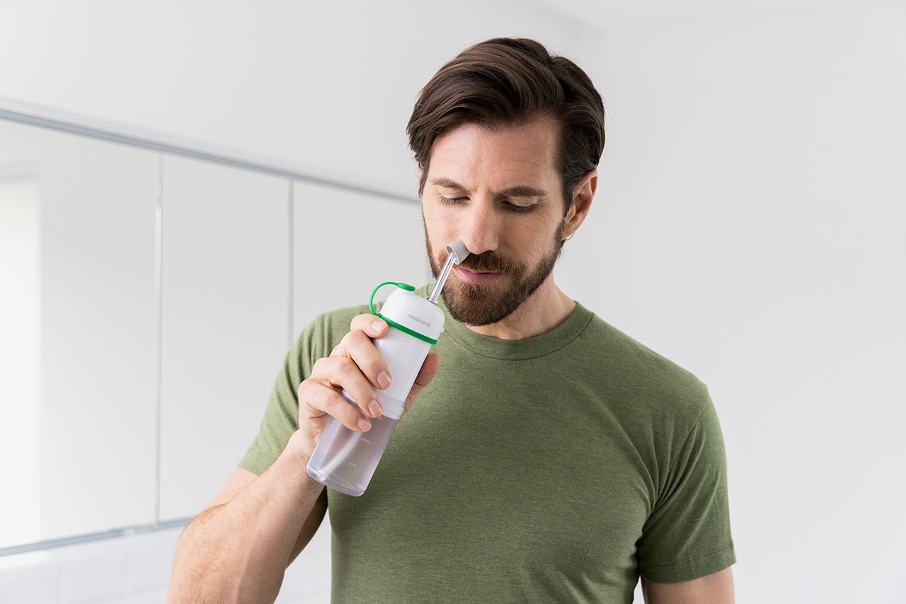 Man using the medisana NI 200 nasal irrigator for gentle nasal cleansing.